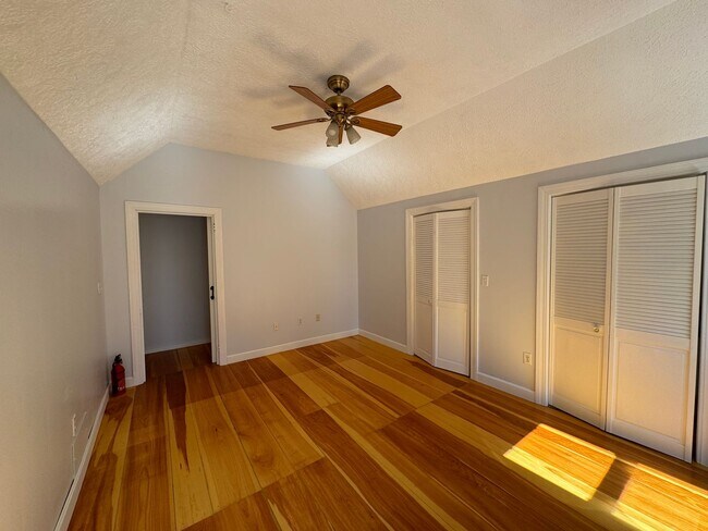 Building Photo - Spacious 4-Bedroom Townhouse with Garage &...