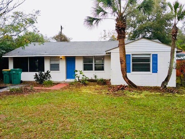 Primary Photo - 2/1 Private home in the heart of Eustis!