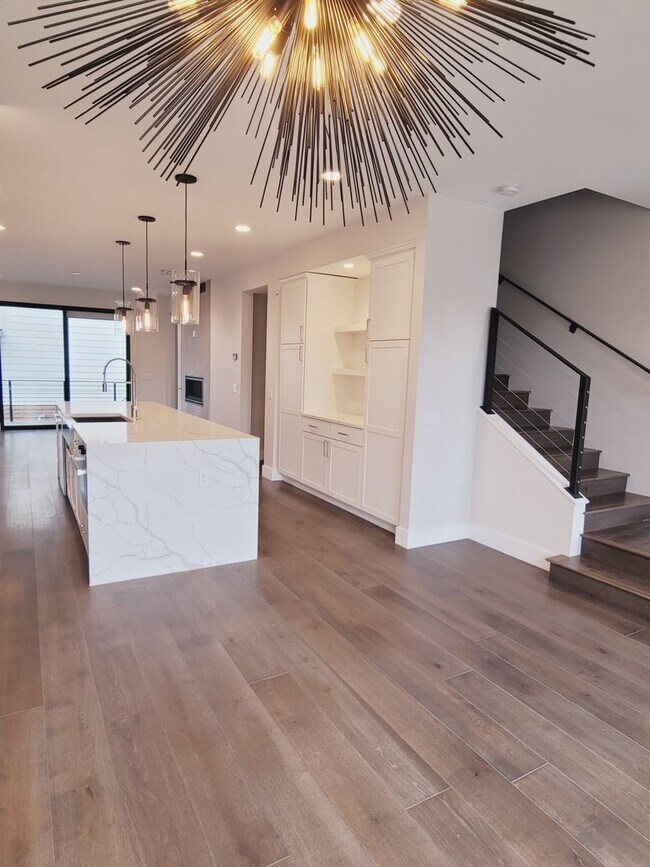 Building Photo - Luxury Downtown Townhome