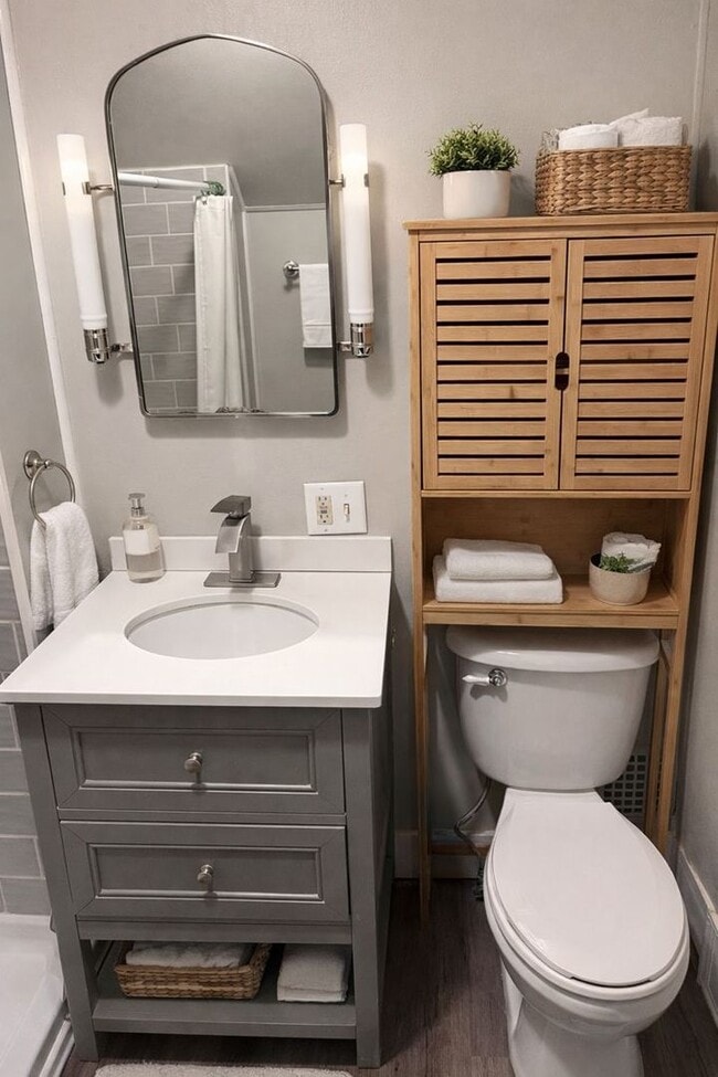 Building Photo - AVAILABLE March - 2 Bed, 1 Bath on Skyline!