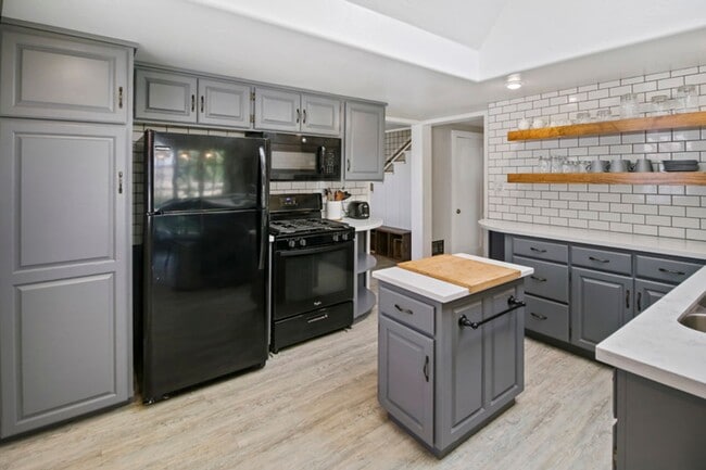 Building Photo - Garfield House: Fully Furnished House, Large private lot across from Golf Course $300 Utility Fee