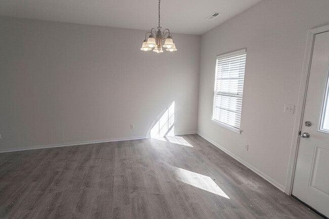 Building Photo - 5000 Derby Ridge Dr