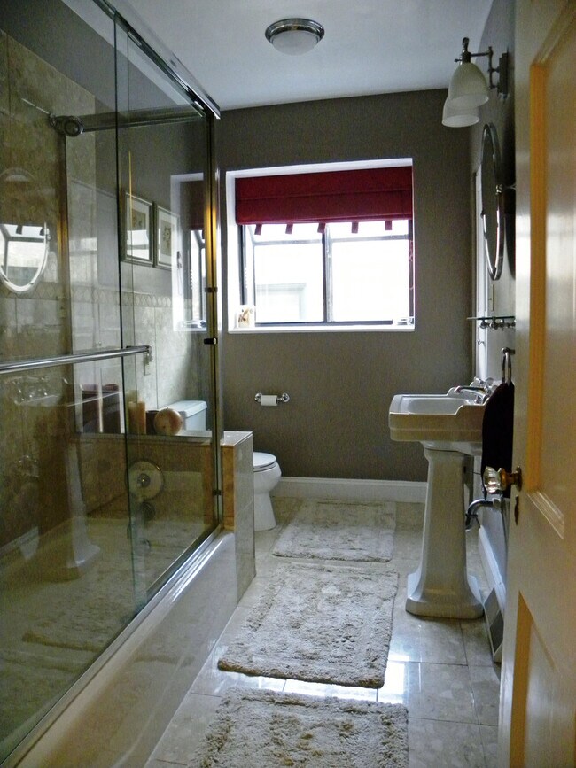 Building Photo - 1104 Hull Terrace