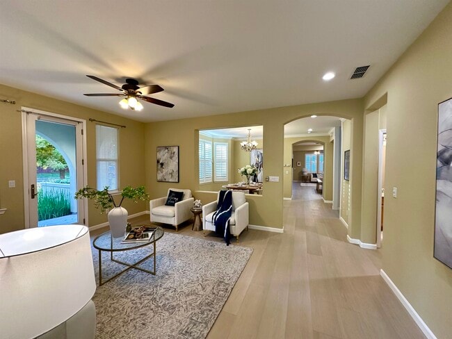 Building Photo - 372 S Caballo St