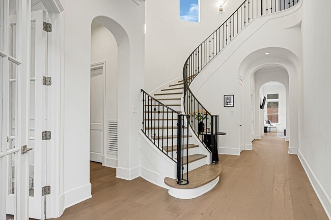 Building Photo - 2706 Tudor Manor