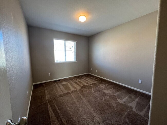 Building Photo - Beautiful 3 Bdrm, 2.5 bath Home in quiet neighborhood