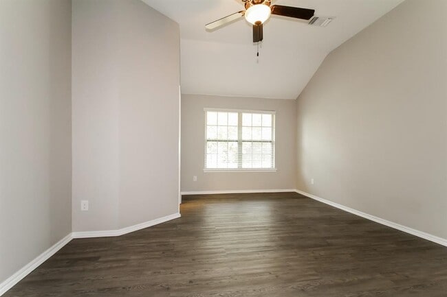 Building Photo - 613 Talon Dr