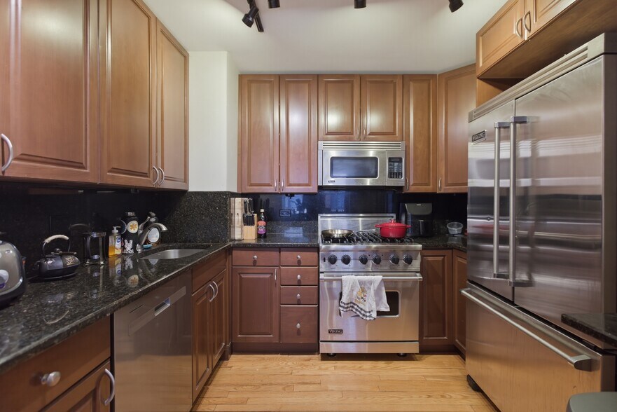 Building Photo - 247 E Chestnut St