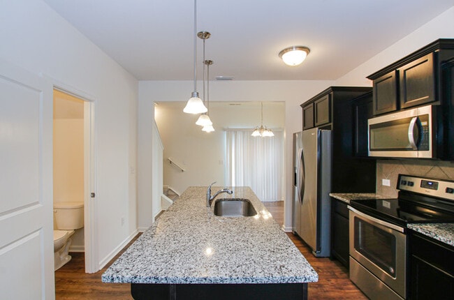 Building Photo - 2BD Townhome minutes from Downtown Pineville & I485 - Ready NOW