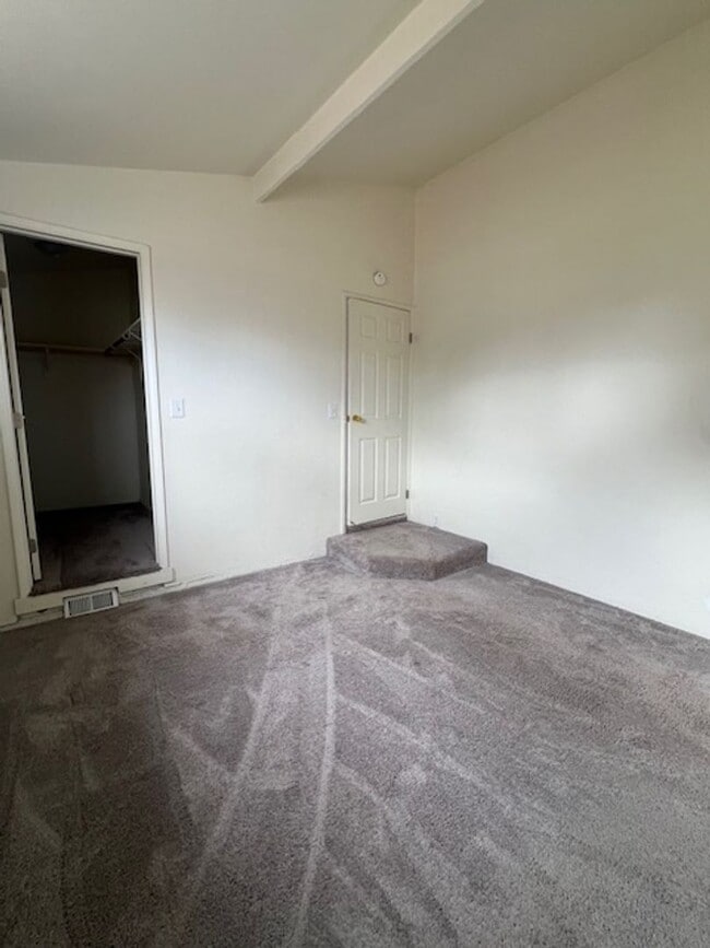 Building Photo - 2 Bedroom 1 Bath with W/D Hook Ups!