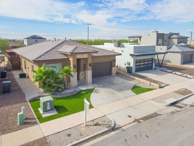 Building Photo - Beautiful East side House with 4 bed-2 baths