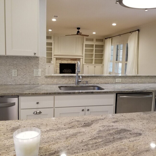 Building Photo - Stunning Home - North Cat Mountain - 4 bed...