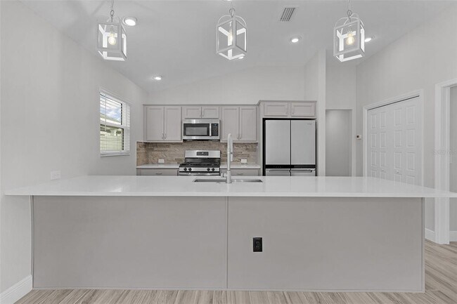 Building Photo - 6230 Dingman Wy