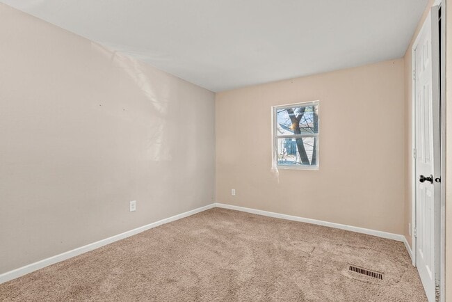 Building Photo - 309 W 10th St