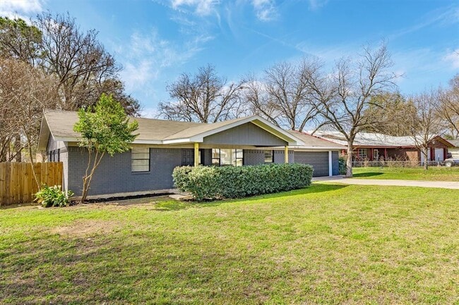 Building Photo - 1106 Hackberry Dr
