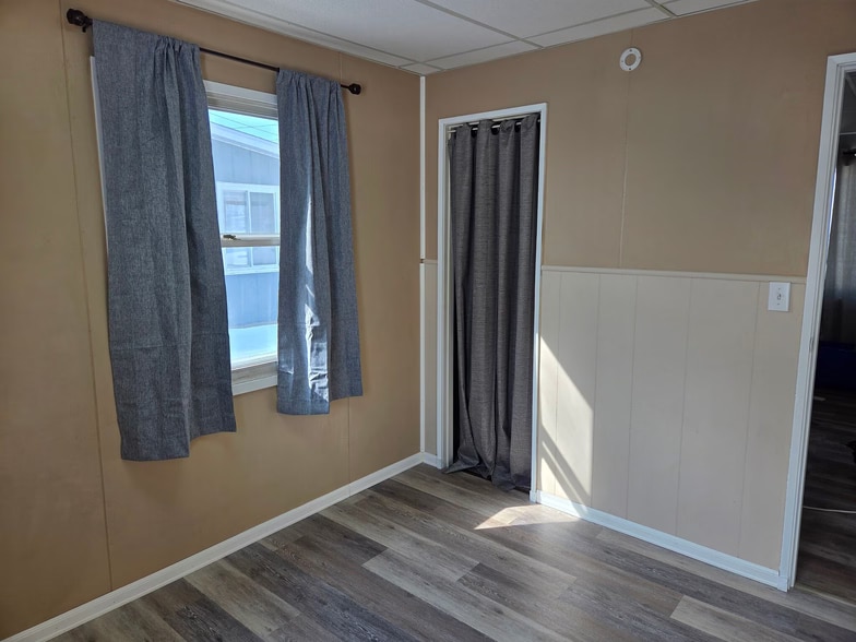 Building Photo - 1331 W 22nd St