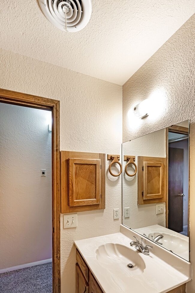 Building Photo - Super cute 2 bedroom townhouse!