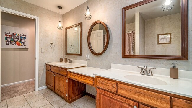 Building Photo - 886 Arthur Dr