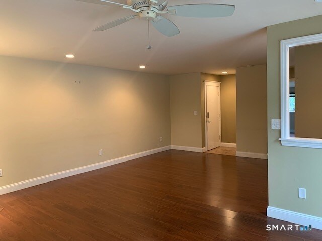 Building Photo - 16 Greenbriar Dr