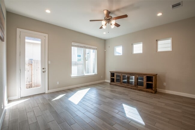 Building Photo - 10013 Granary Dr