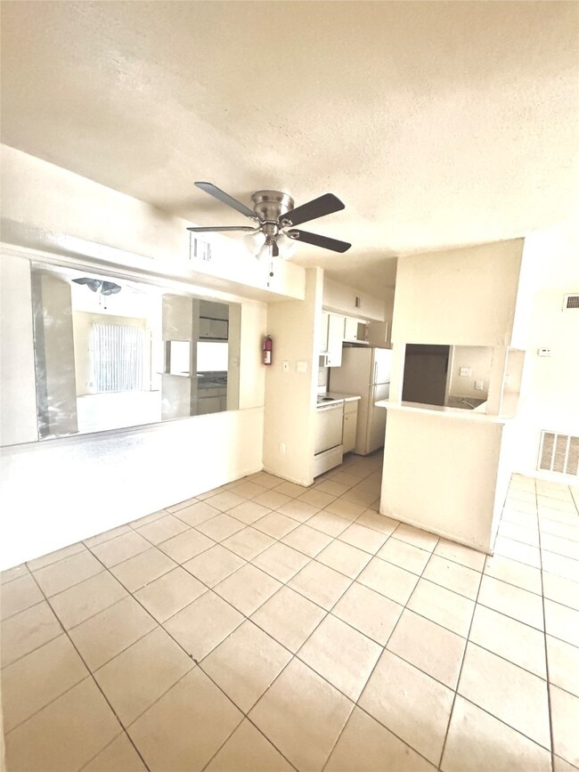 Building Photo - 717 Richcrest Dr