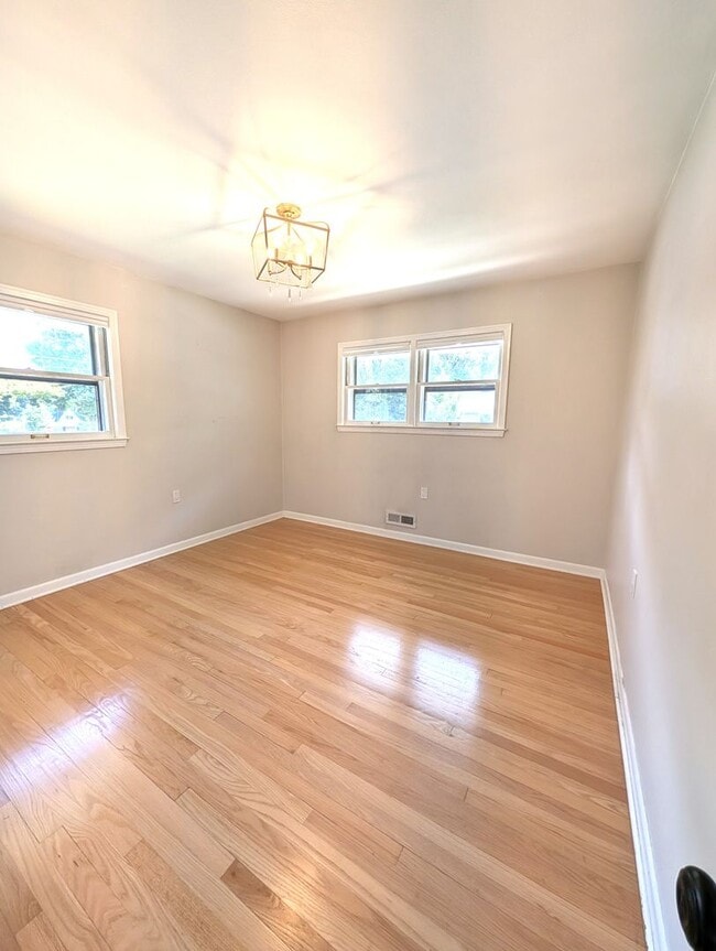 Building Photo - Gorgeous 3-bedroom single family home - Av...