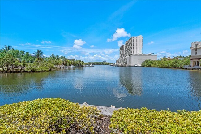 Building Photo - 16500 Collins Ave
