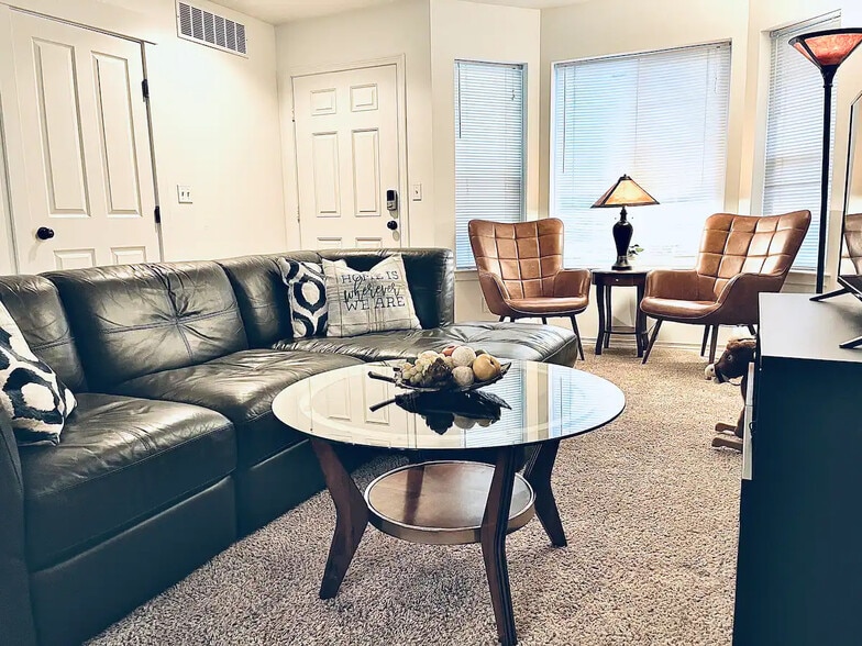 Living space and book nook - 1747 Vela Ln SW