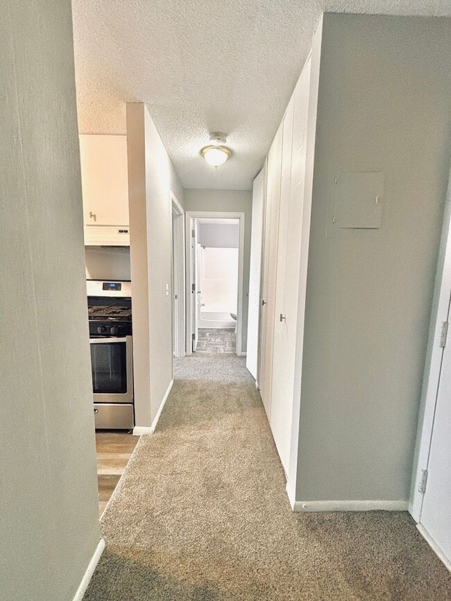 Building Photo - LOCATION LOCATION!  Prime, 1 bed/1 bath Co...