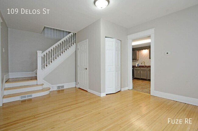 Building Photo - 109 Delos St W