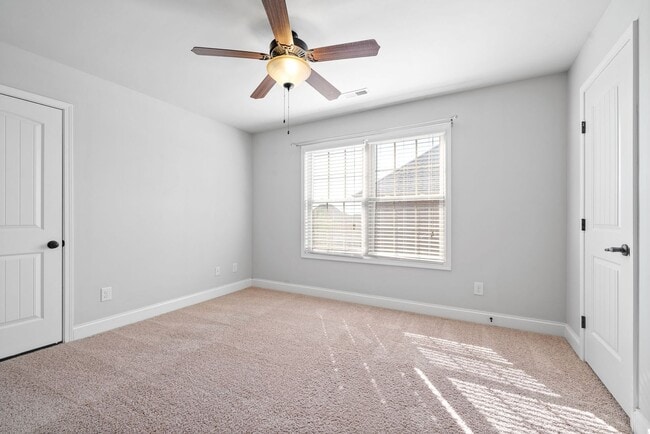 Building Photo - Three Bedroom with Bonus on Exit 8!