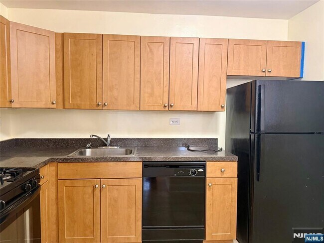 Building Photo - 39 E 39th St