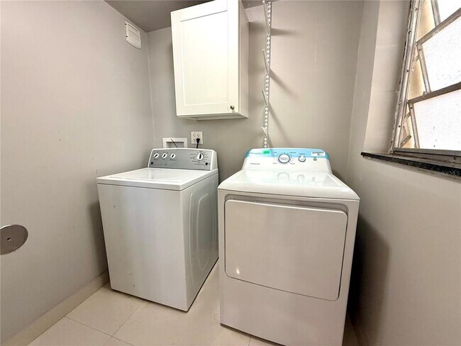 Building Photo - 8757 SW 137th Ave