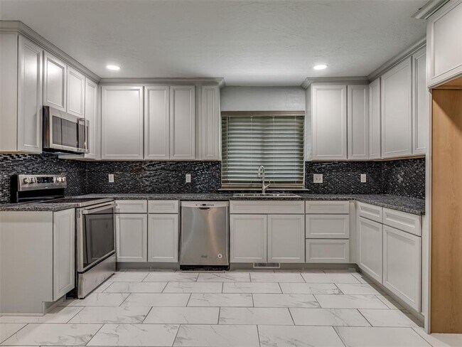 Building Photo - Updated & Close to Everything!