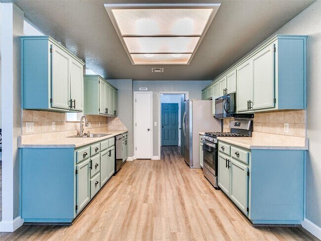 Building Photo - 617 Golden Eagle Dr