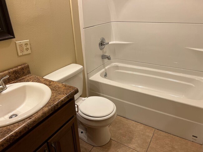 Building Photo - 4 Bedrooms! 2 Baths! $1350!