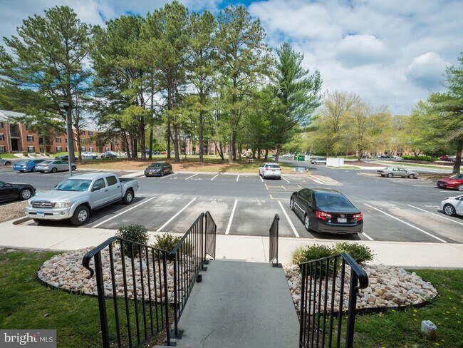 Building Photo - 810 College Ln
