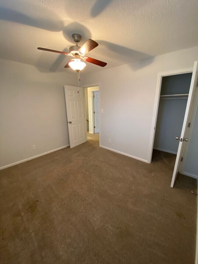 Building Photo - Ivy Street Duplex