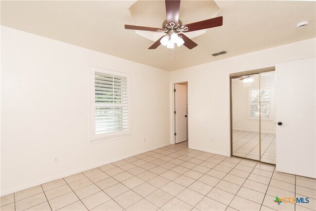 Building Photo - 11 Basswood Ct