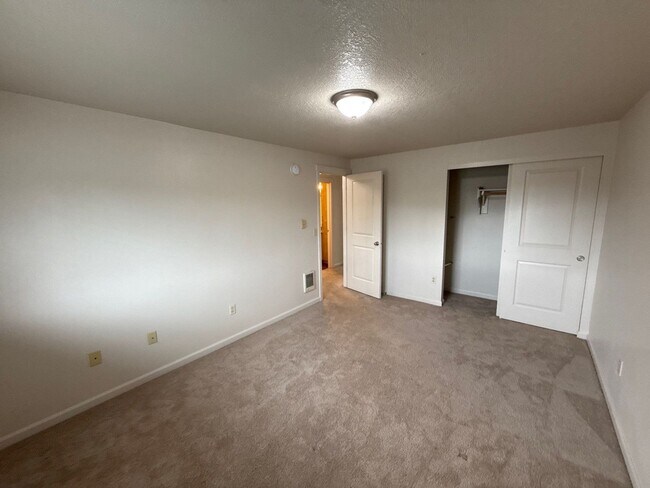 Building Photo - 905 Bryan Ct