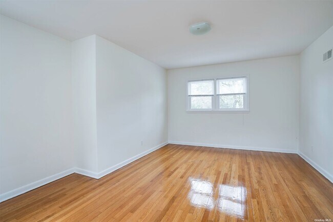 Building Photo - 10 Old Westbury Rd