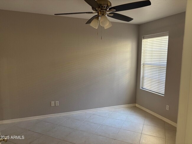 Building Photo - 1333 E Morten Ave