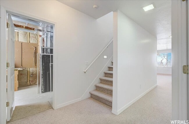 Building Photo - Large 6 Bedroom Home, 3 Car Garage, Gorgeo...