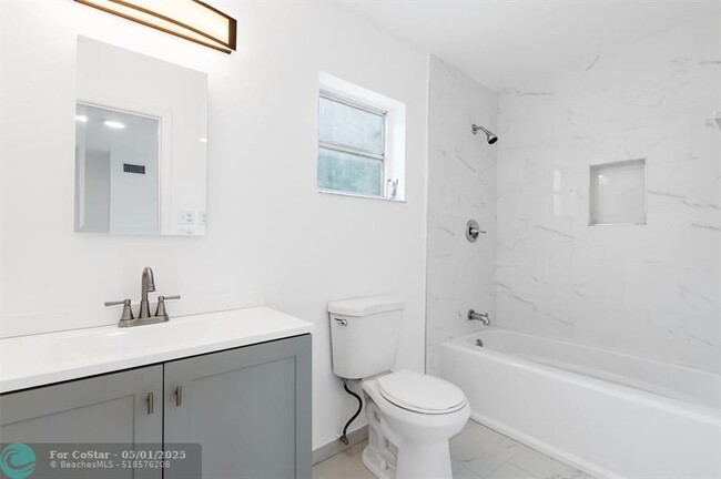 Building Photo - 583 NW 17th Pl