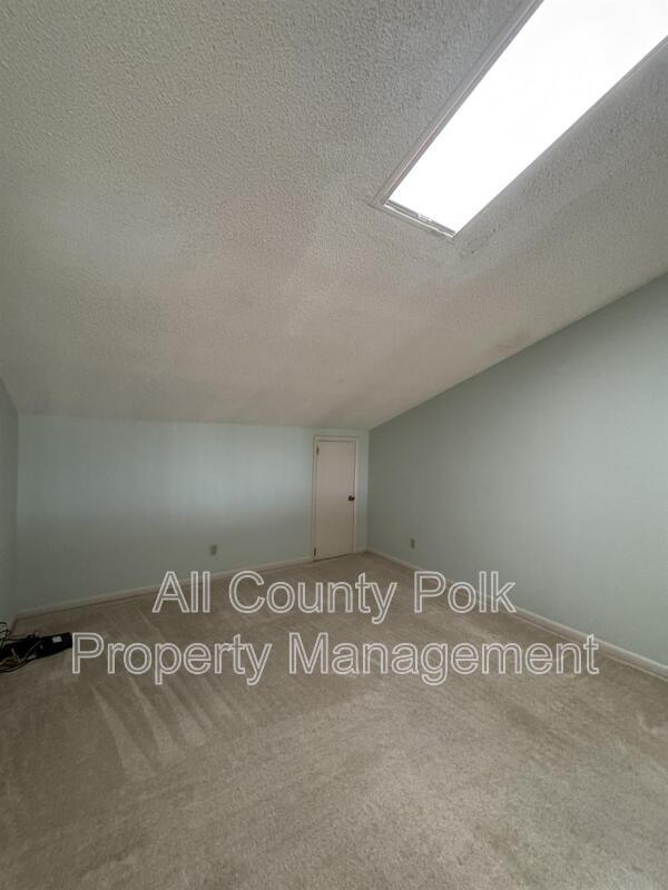 Building Photo - 542 Lake Carolyn Cir