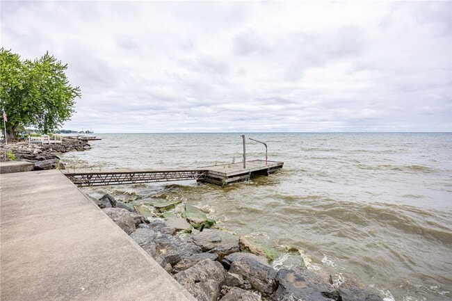 Building Photo - 200 Lakeshore Dr