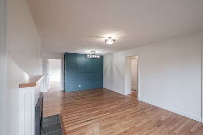 Building Photo - Charming 3-Bed 2 Bath Home with Spectacula...