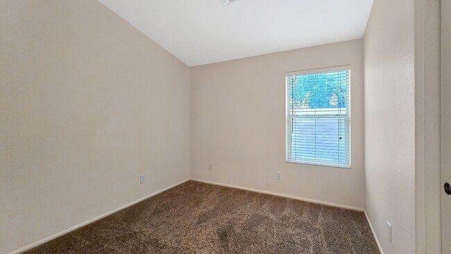 Building Photo - Close to I-10 and shopping in Goodyear!