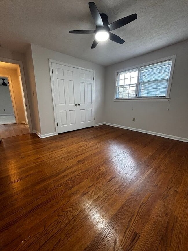 Building Photo - Large 4 Bedroom 2 Bath Home