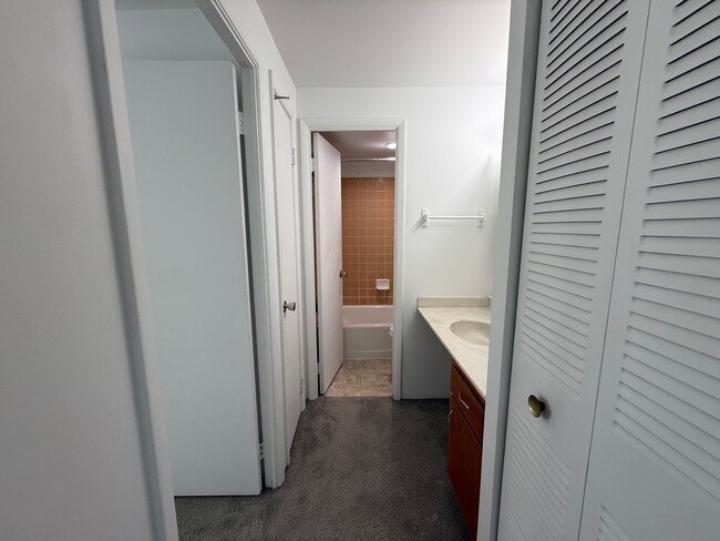 Building Photo - Downtown One Bedroom Apartment - Most Util...